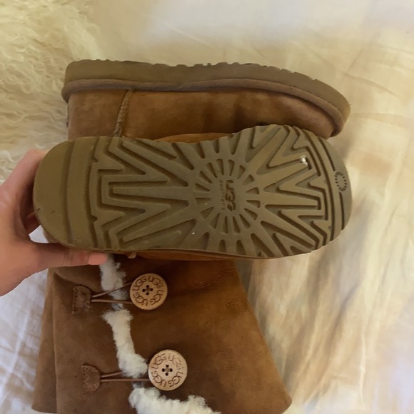 UGGS - Picture 3 of 3